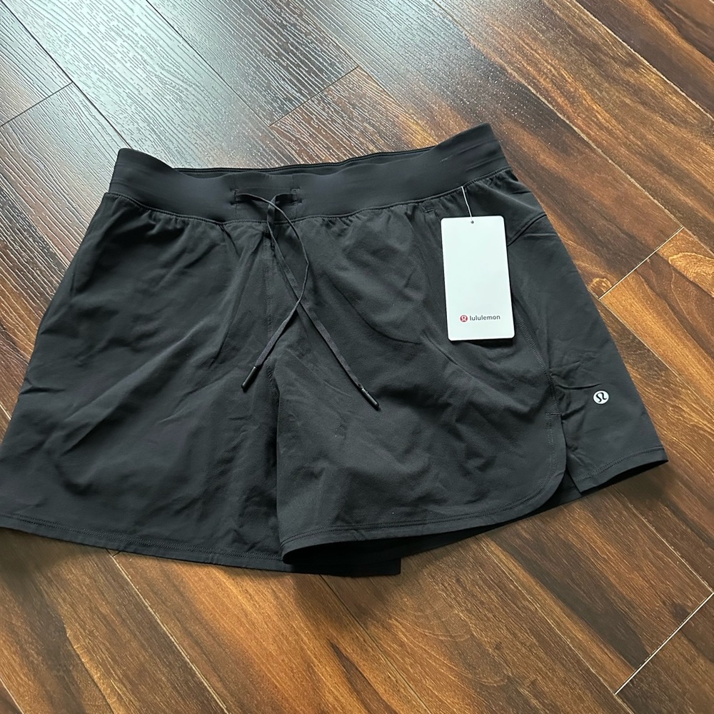 NWT license to train HR 4” shorts